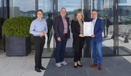 Zertifikat Headerbild mit Jakob Reichsöllner (Pressesprecher), Georg Horacek (Vice President HR), Monica Rintersbacher (Geschäftsführerin Leitbetriebe Austria) und Robert Machtlinger (CEO)