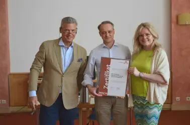 Zertifikat Headerbild mit Andreas Gnesda (Beiratsvorsitzender Leitbetriebe Austria); Richard Melbinger (CEO bei ARS), Monica Rintersbacher (Geschäftsführerin Leitbetriebe Austria)