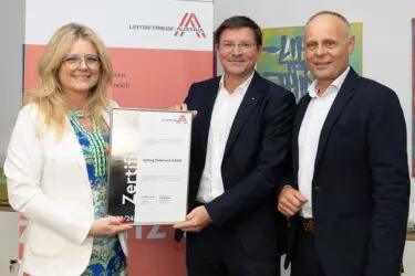 Zertifikat Headerbild mit Monica Rintersbacher (Geschäftsführerin Leitbetriebe Austria), Franko Mühlgrabner (Geschäftsführer Eiberg), Reinhard Gessner (Werkleiter Eisberg) 