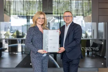 Zertifikat Headerbild mit Monica Rintersbacher, Robert Machtlinger (CEO FACC AG)