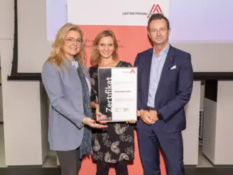 Zertifikat Headerbild mit Monica Rintersbacher (Geschäftsführerin Leitbetriebe Austria), Margarete Nitsche (Marketing Manager Kardex), Peter Wilfinger (Director New Business) 