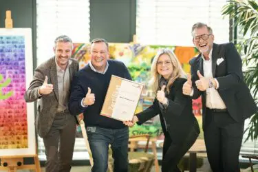 Zertifikat Headerbild mit Andreas Gaugg (CFO Merkur), Markus Spellmeyer (Mitglied des Vorstandes Merkur), Monica Rintersbacher (Geschäftsführerin Leitbetriebe Austria), Ingo Hoffmann (CEO Merkur)