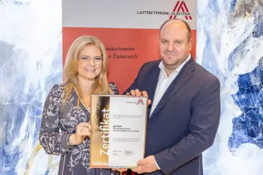Zertifikat Headerbild mit Monica Rintersbacher (Leitbetriebe Austria), Christian Karner (gemdat)