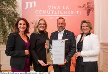 Zertifikat Headerbild mit Silvia Polan (JTI), Monica Rintersbacher (Leitbetriebe Austria), Ralf-Wolfgang Lothert (JTI), Magdalena Weissbacher (JTI)