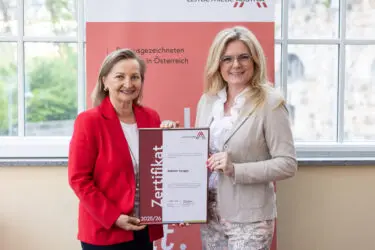 Zertifikat Headerbild mit Ulrike Rabmer-Koller (Rabmer), Monica Rintersbacher (Leitbetriebe Austria)